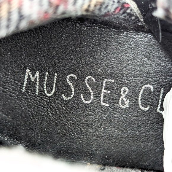 Elegant Black Platform Boots - Picture 5 of 11